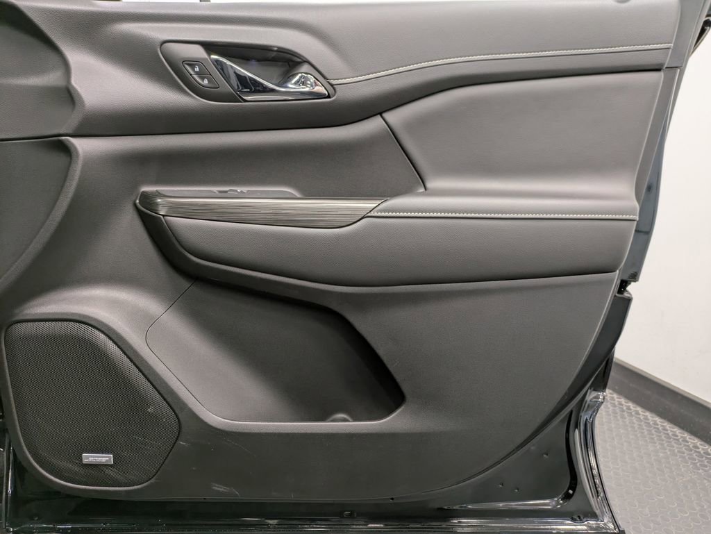 Used 2023 GMC Acadia SLT w/ Elevation Edition image 28