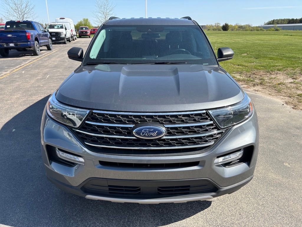 Used 2024 Ford Explorer XLT w/ Equipment Group 202A AWD/4WD image 3