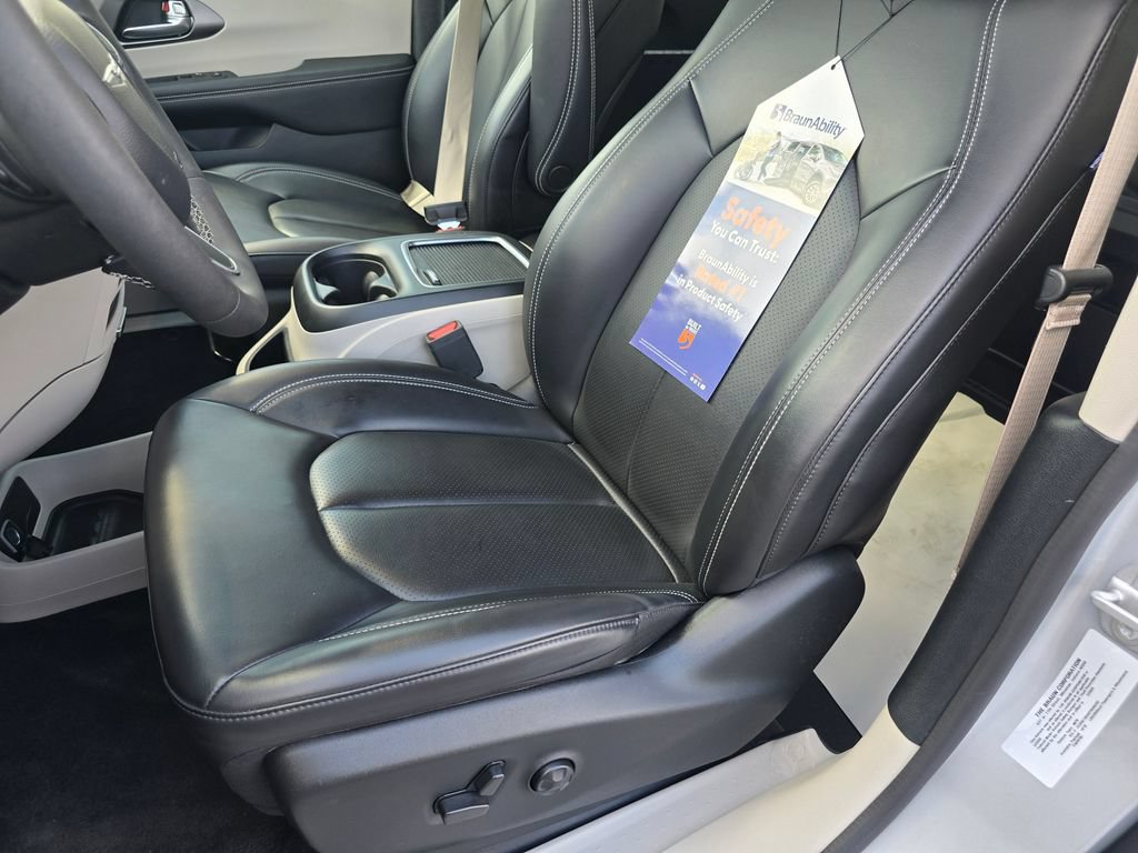 Used 2023 Chrysler Pacifica Touring-L FWD image 18