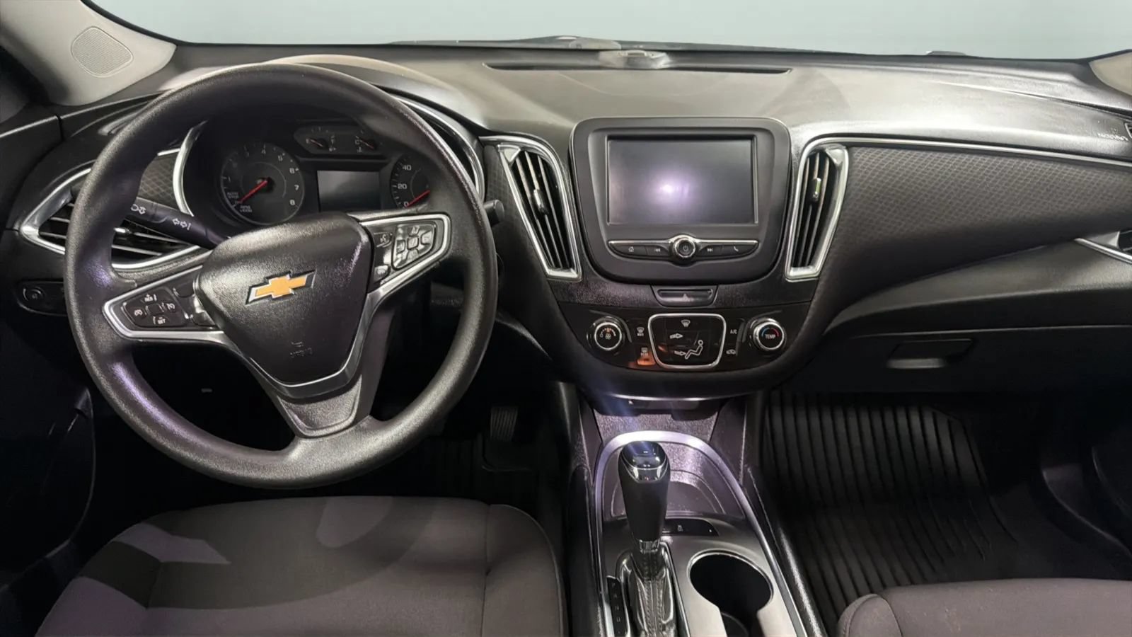 Used 2017 Chevrolet Malibu LT FWD image 10