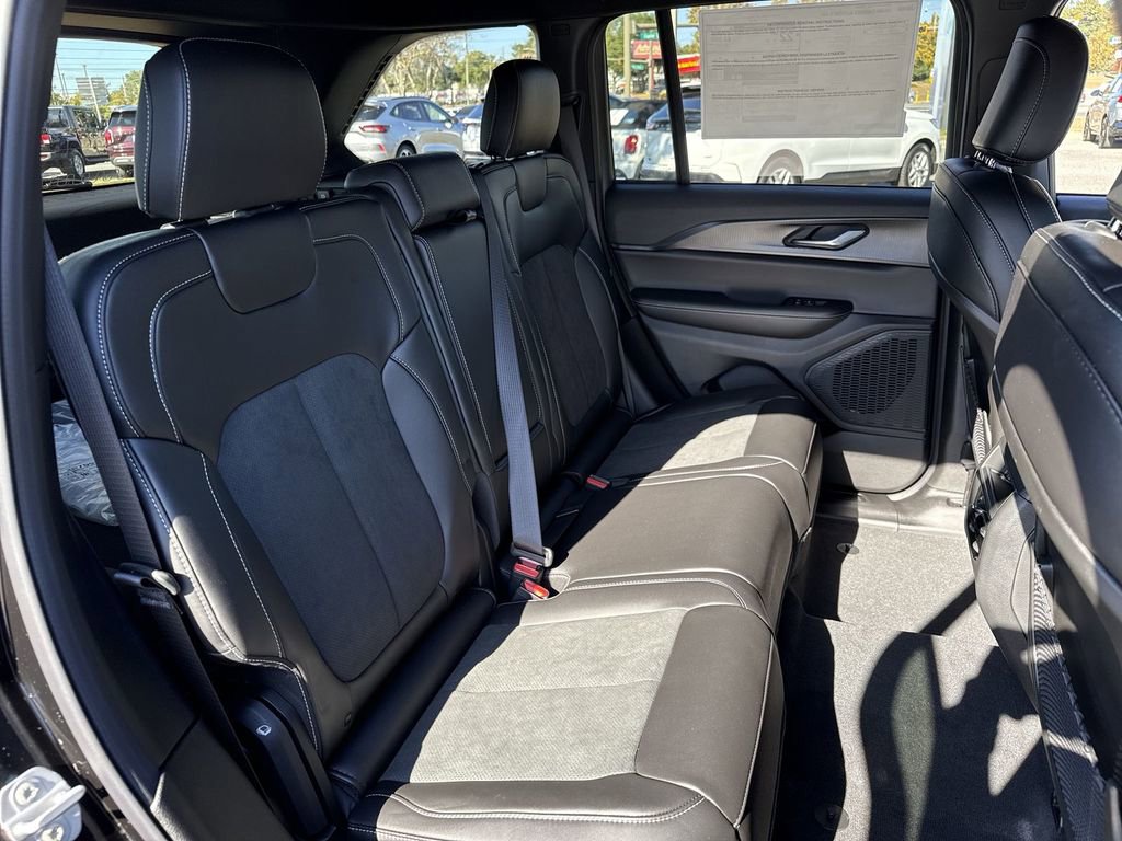 New 2025 Jeep Grand Cherokee Altitude image 25