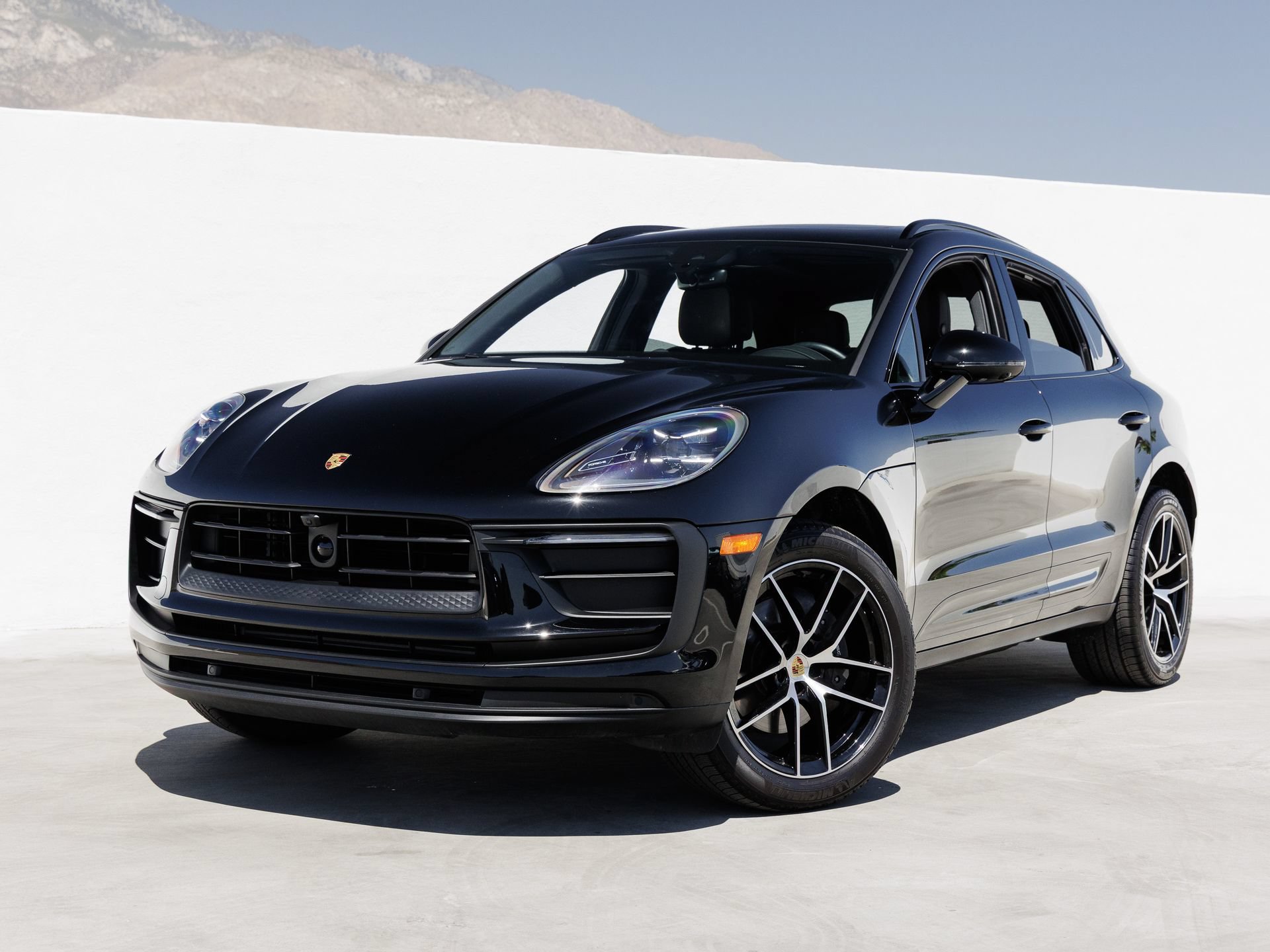 Certified 2025 Porsche Macan AWD/4WD image 1