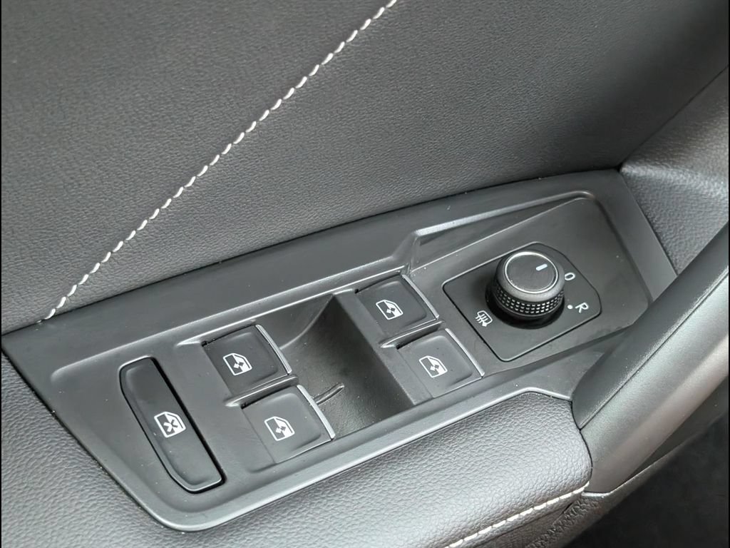 Used 2023 Volkswagen Tiguan SE FWD image 11