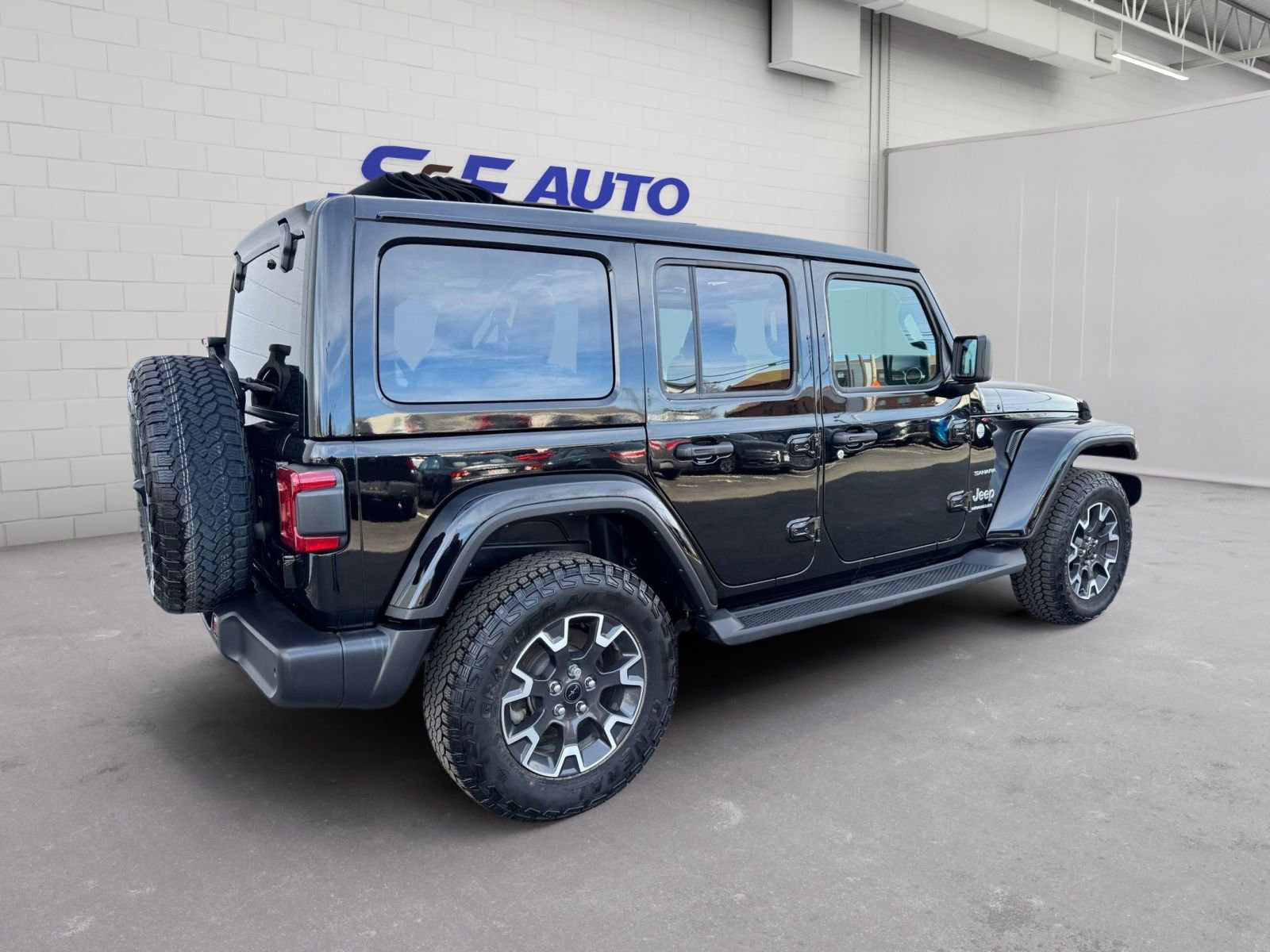 Used 2024 Jeep Wrangler Sahara w/ Technology Group AWD/4WD image 6