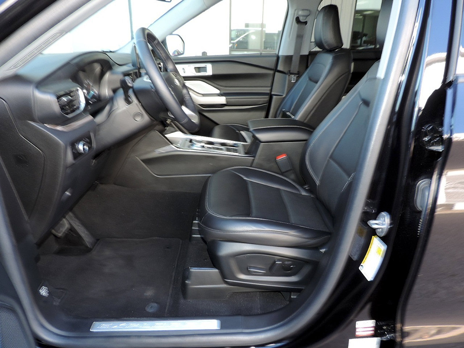 Used 2023 Ford Explorer Limited w/ Limited Technology Package image 16