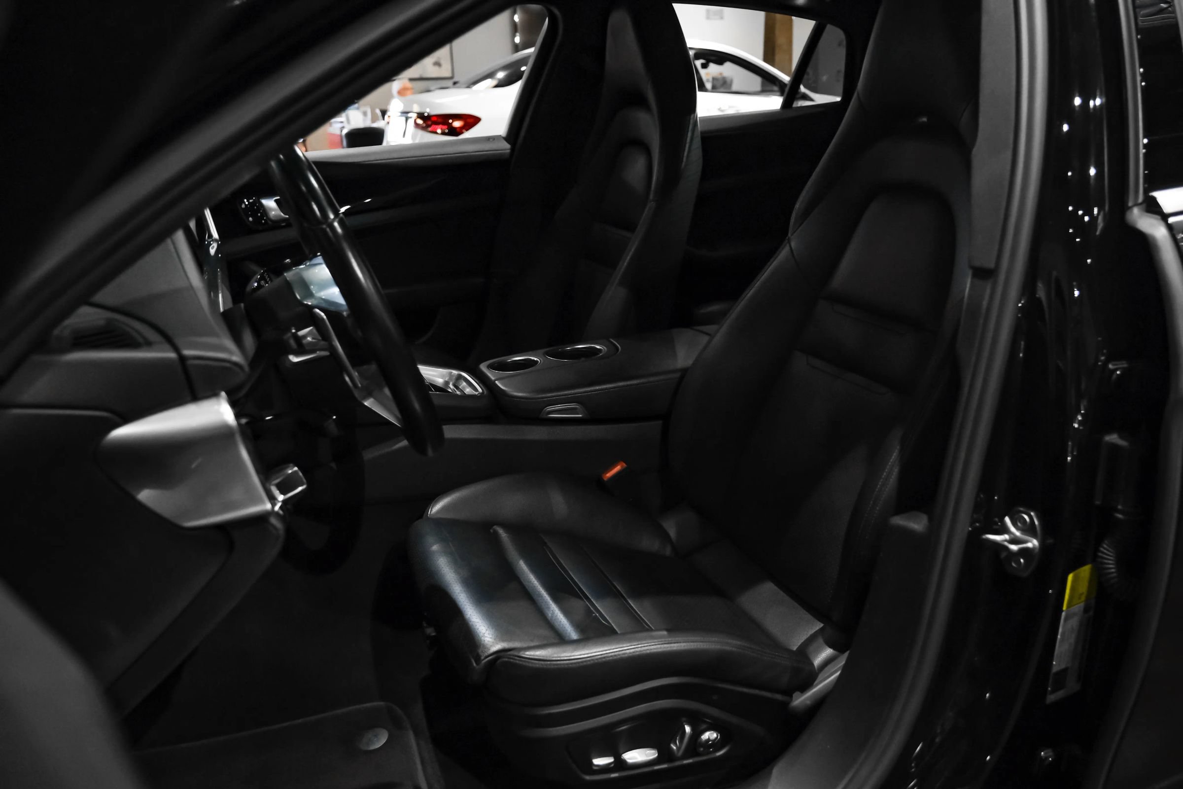 Used 2019 Porsche Panamera 4 AWD/4WD image 31