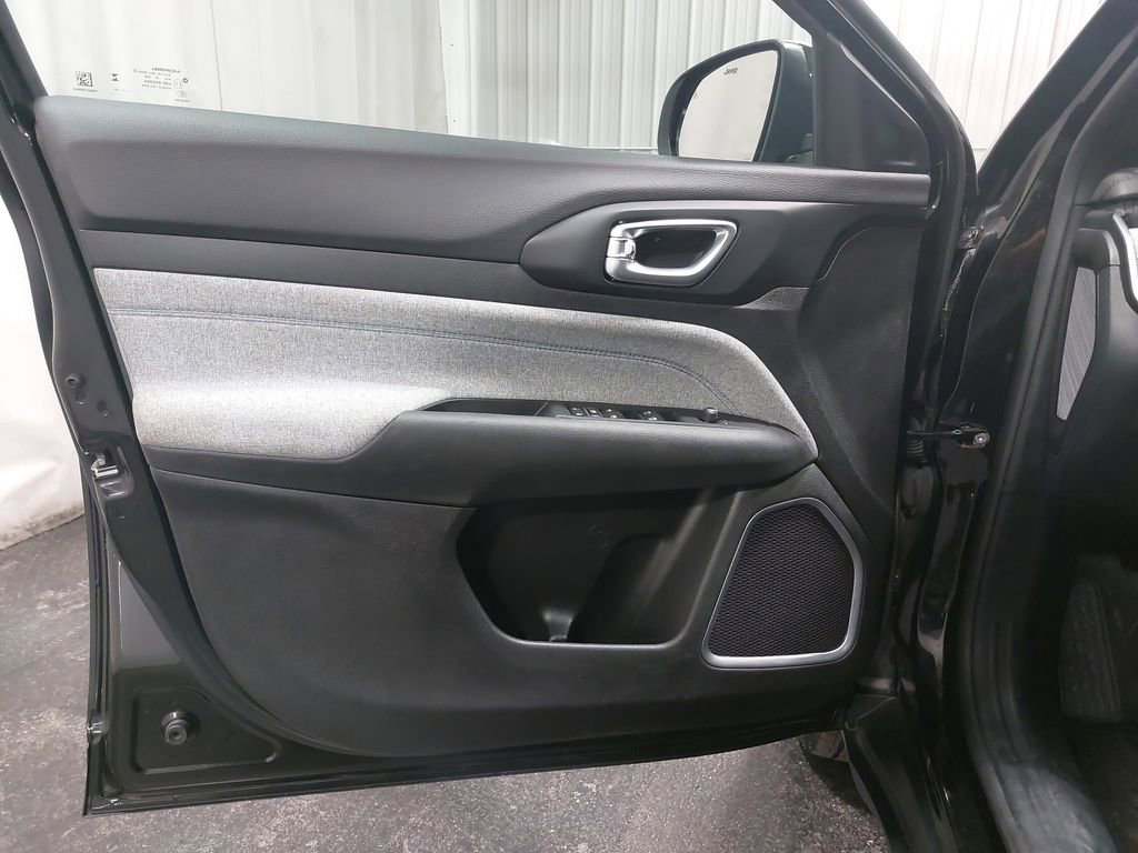 Used 2025 Jeep Compass Latitude image 26