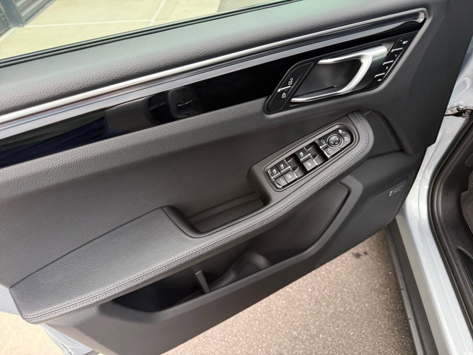 Certified 2020 Porsche Macan AWD/4WD image 21