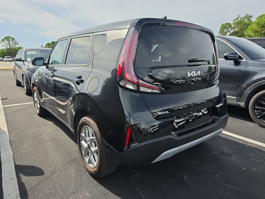 Certified 2025 Kia Soul LX w/ LX Technology Package FWD image 11