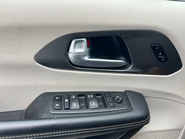 Used 2024 Chrysler Pacifica Touring-L image 30