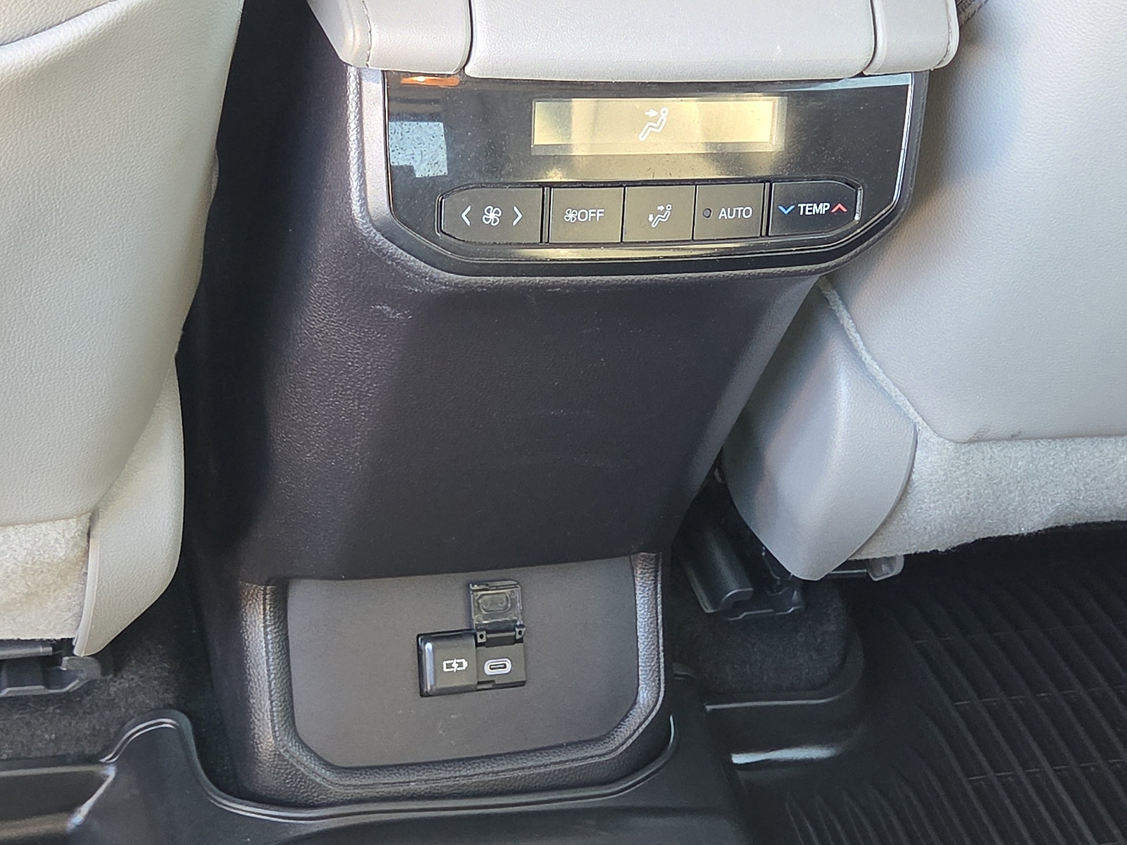 Used 2024 Toyota Highlander XLE AWD/4WD image 12