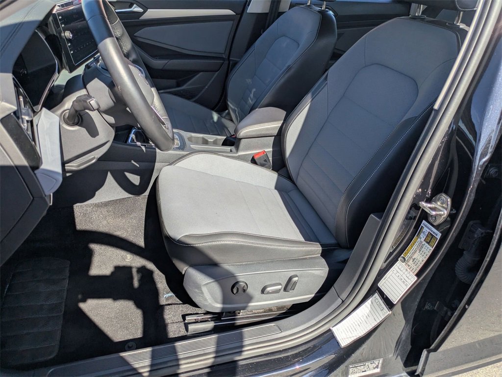 Used 2025 Volkswagen Jetta SE image 14