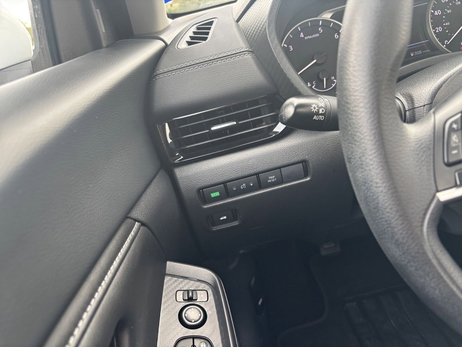 Used 2025 Nissan Sentra SV image 32