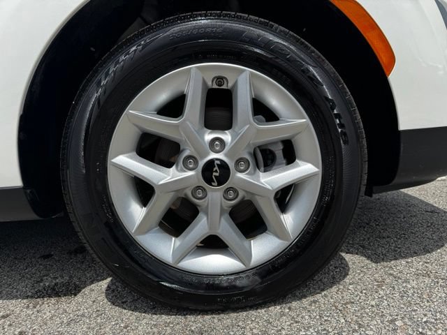 Used 2025 Kia Soul LX w/ LX Technology Package FWD image 9