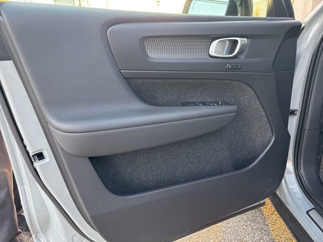 Used 2025 Volvo XC40 B5 Plus AWD/4WD image 18