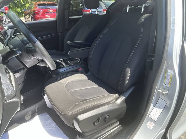 Used 2023 Chrysler Pacifica Touring FWD image 19