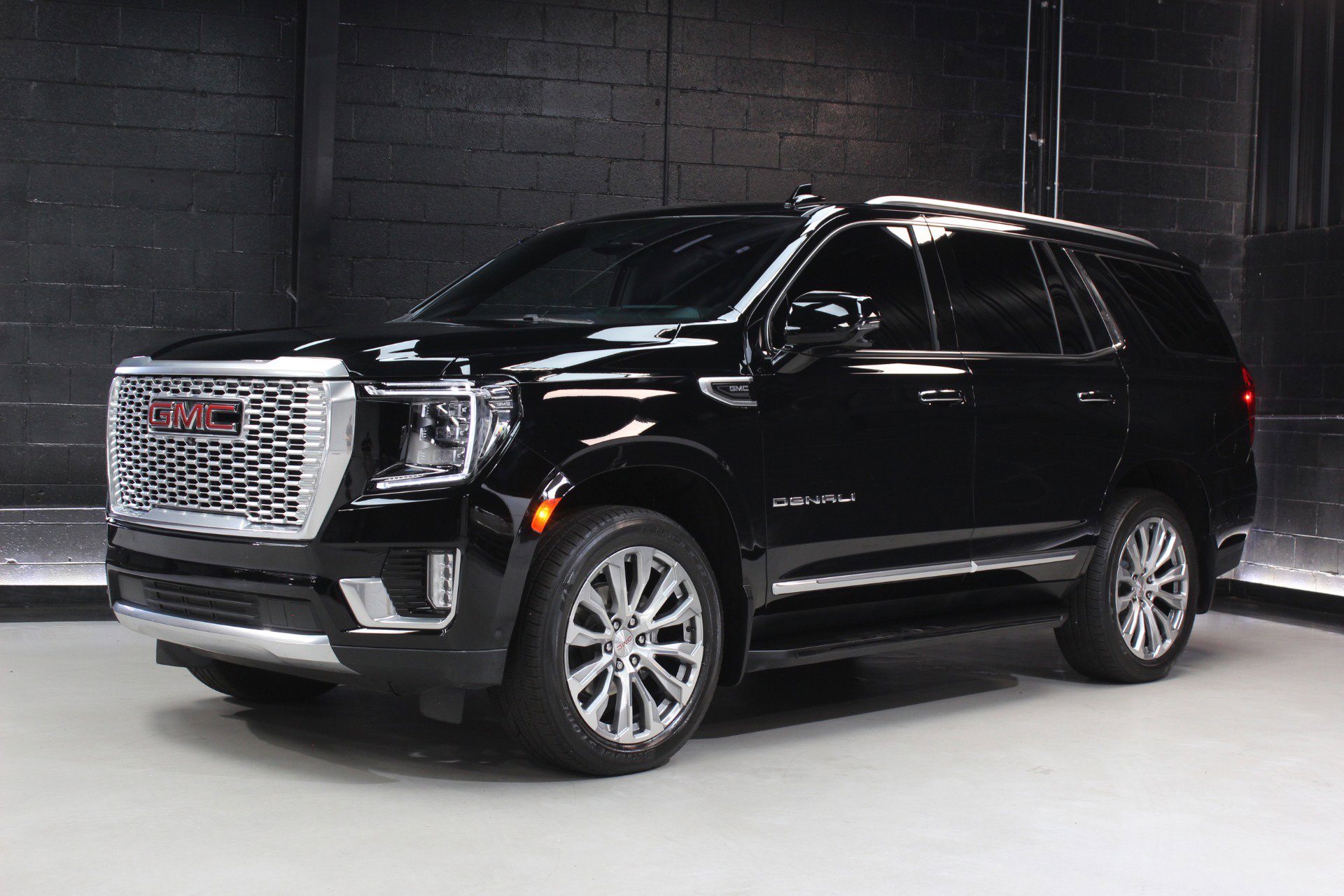 Used 2023 GMC Yukon Denali w/ Advanced Technology Package image 3