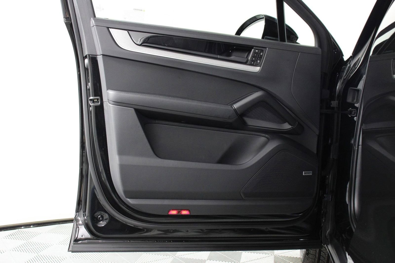 Certified 2025 Porsche Cayenne Coupe image 20