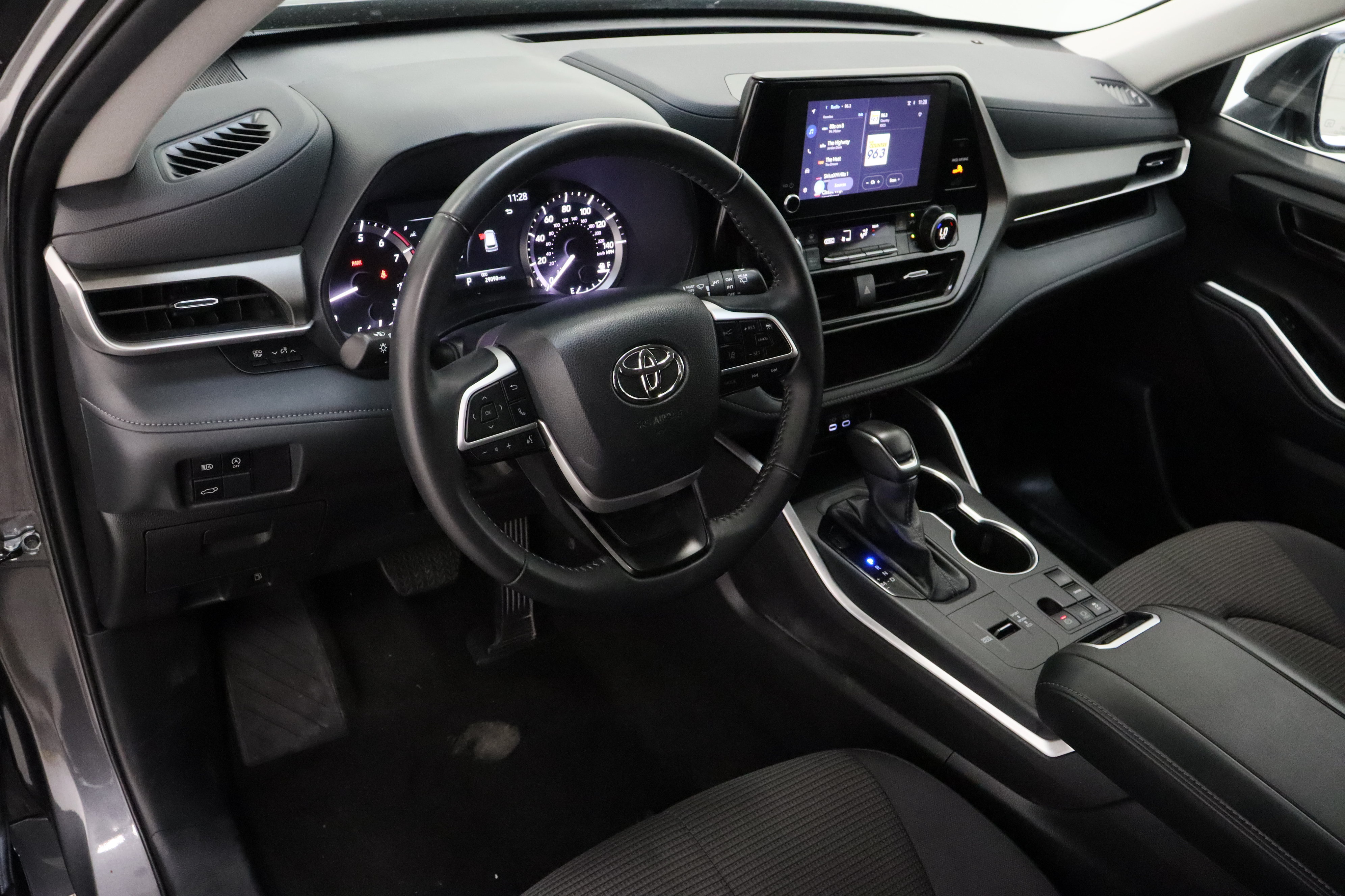 Used 2025 Toyota Highlander LE FWD image 13