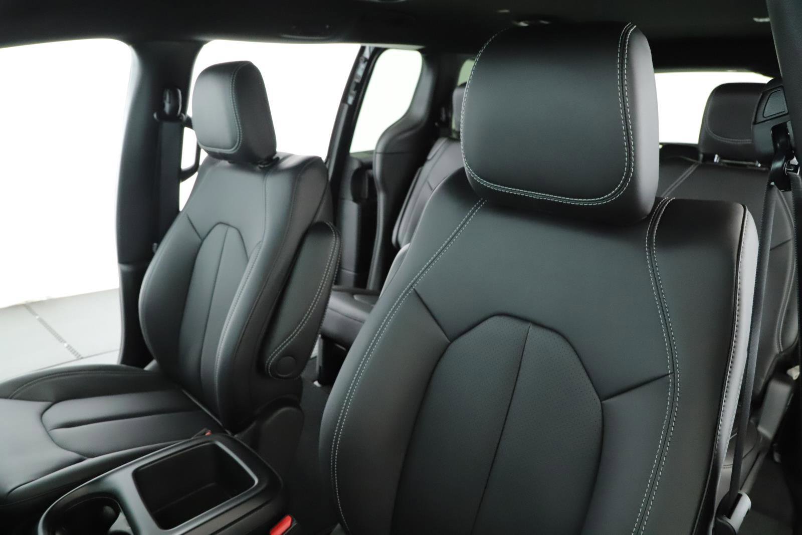 New 2026 Chrysler Pacifica Select image 4