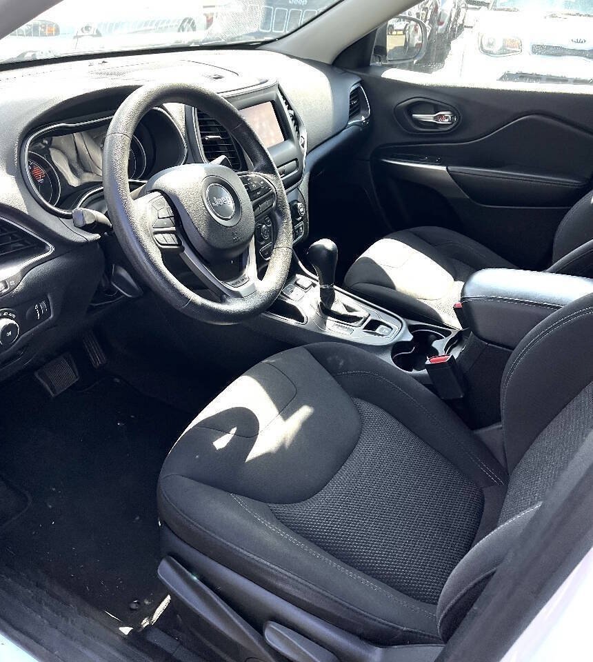 Used 2019 Jeep Cherokee Latitude w/ Popular Appearance Group FWD image 10