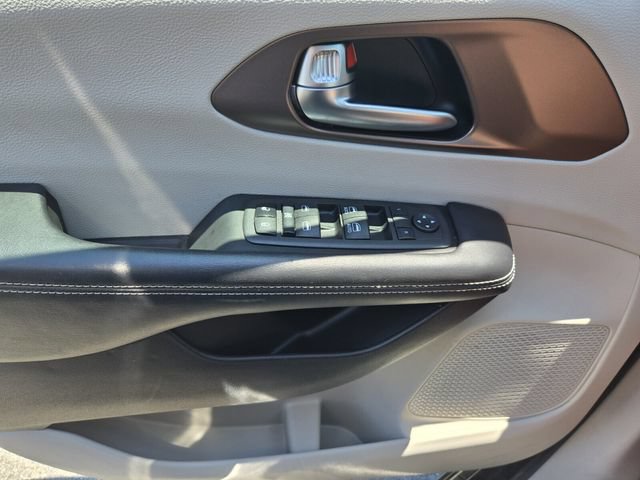 Used 2022 Chrysler Voyager LX FWD image 32