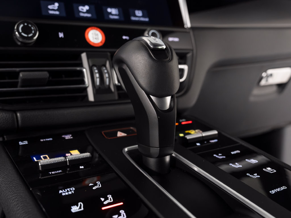 Certified 2026 Porsche Macan AWD/4WD image 31