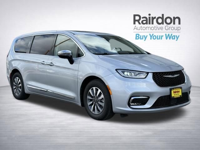 Used 2023 Chrysler Pacifica Limited image 1