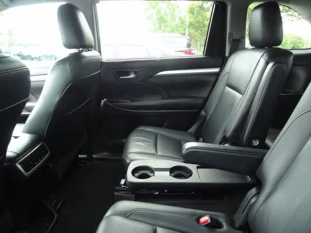 Used 2019 Toyota Highlander XLE FWD image 10