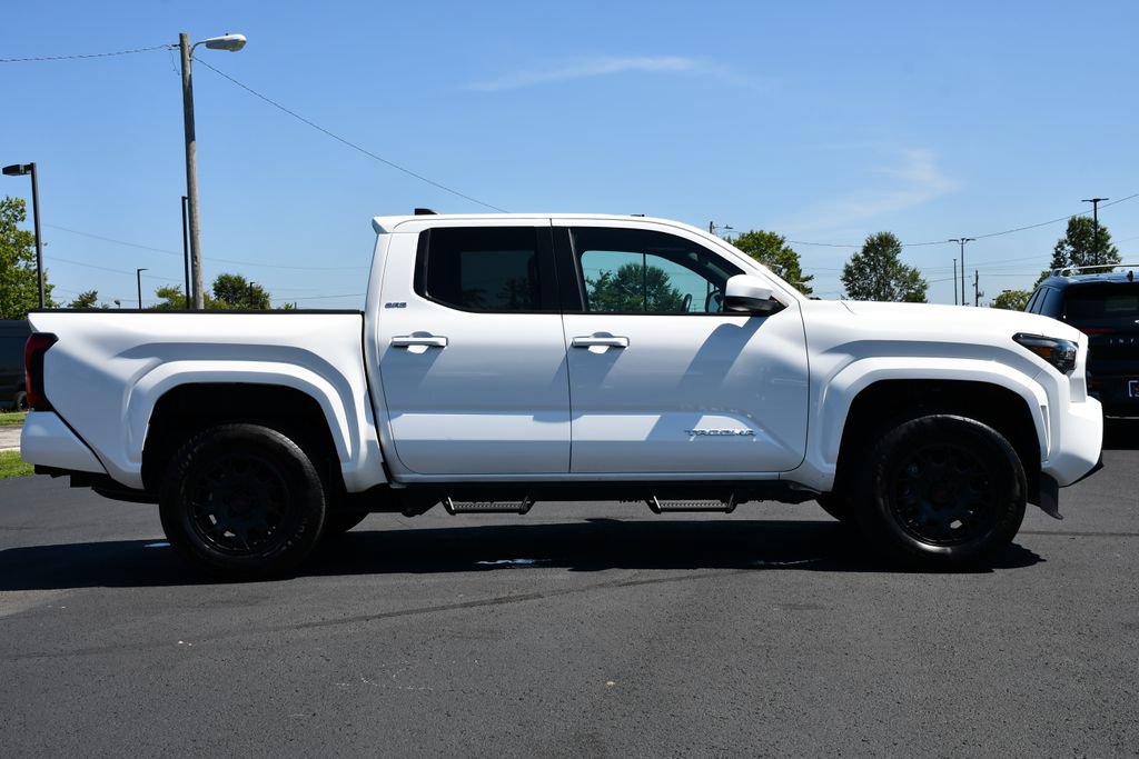 Used 2025 Toyota Tacoma SR5 AWD/4WD image 8