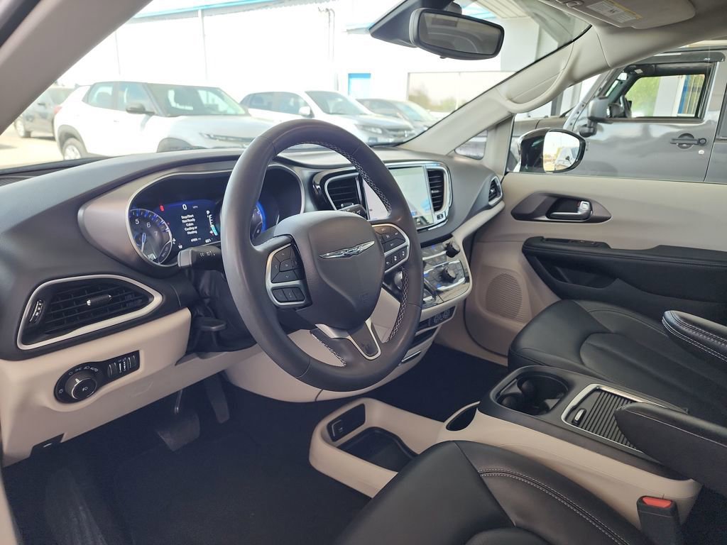Used 2024 Chrysler Pacifica Touring-L FWD image 15
