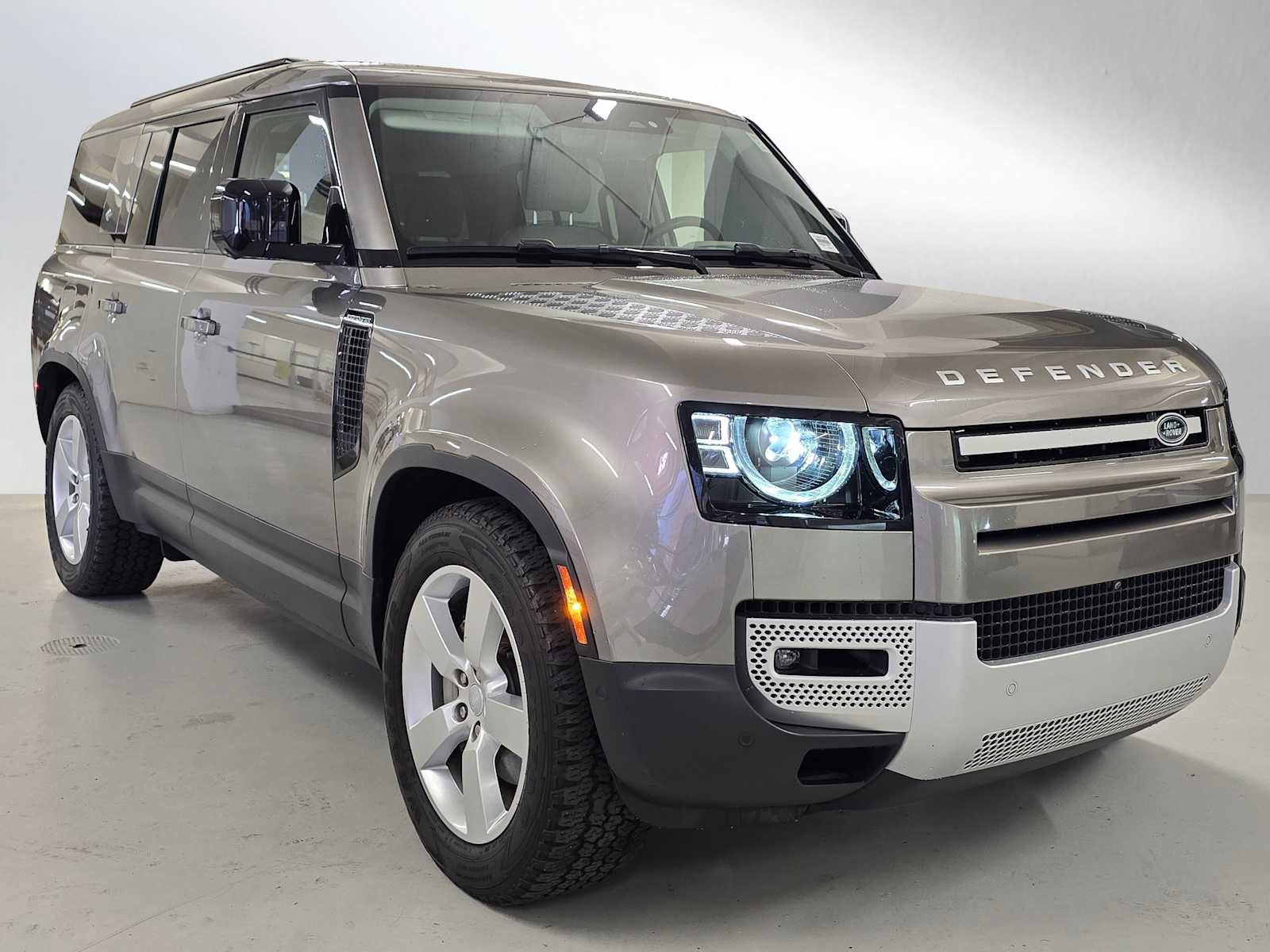 Used 2023 Land Rover Defender 130 SE image 7