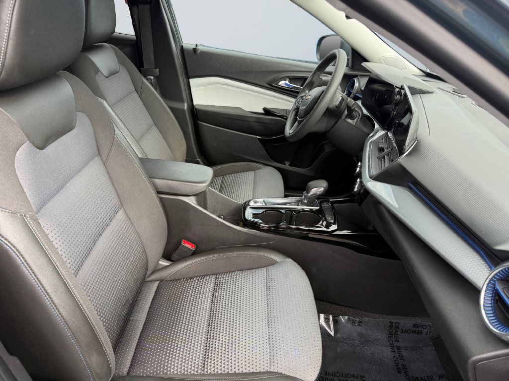 Used 2025 Chevrolet Trax LT FWD image 15