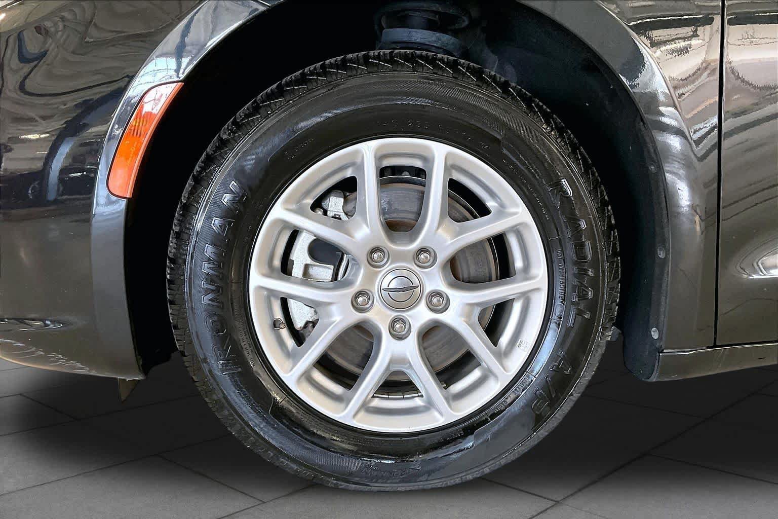 Used 2024 Chrysler Pacifica Touring-L FWD image 10