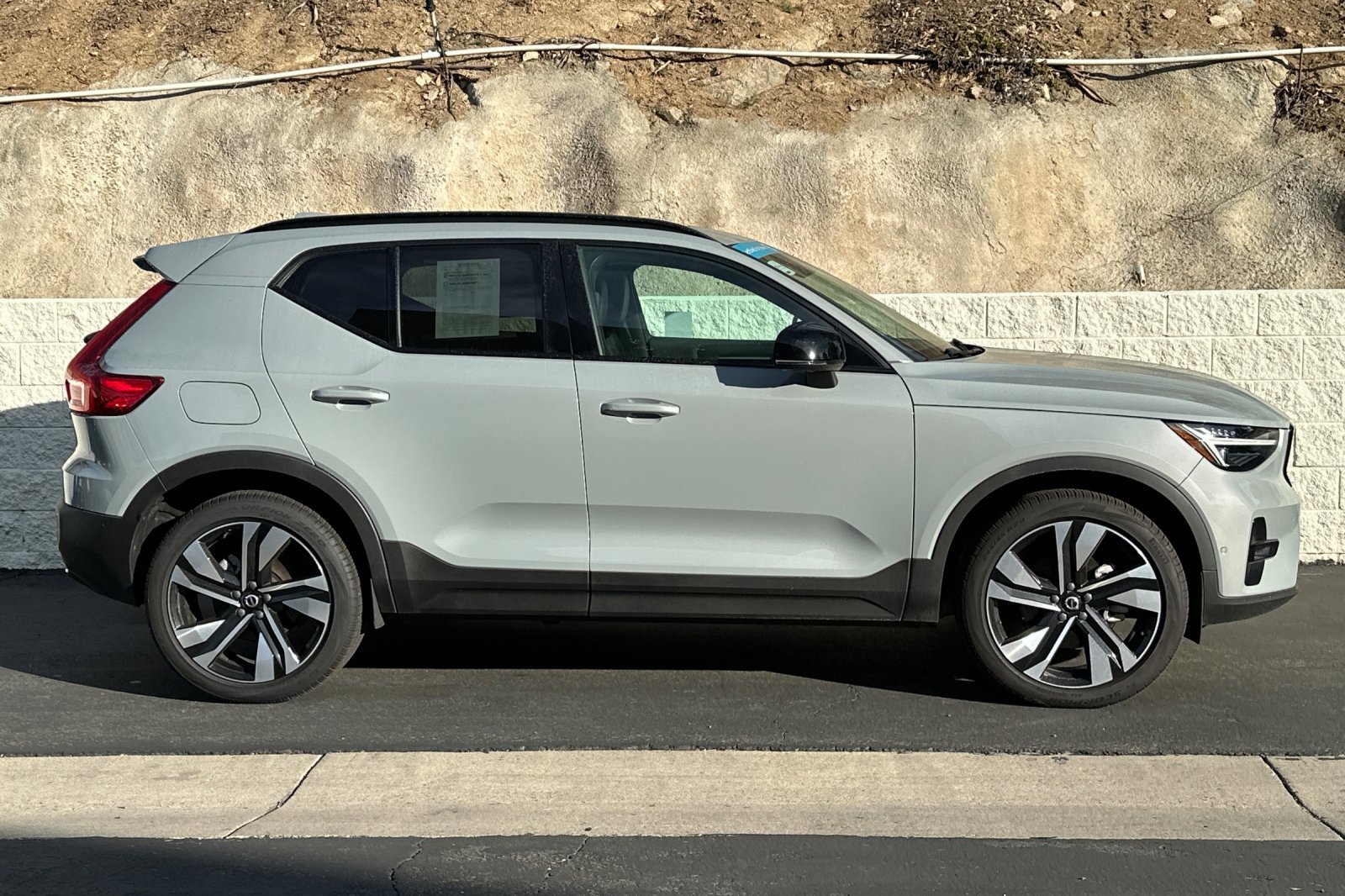 New 2025 Volvo XC40 B5 Plus w/ Climate Package image 3