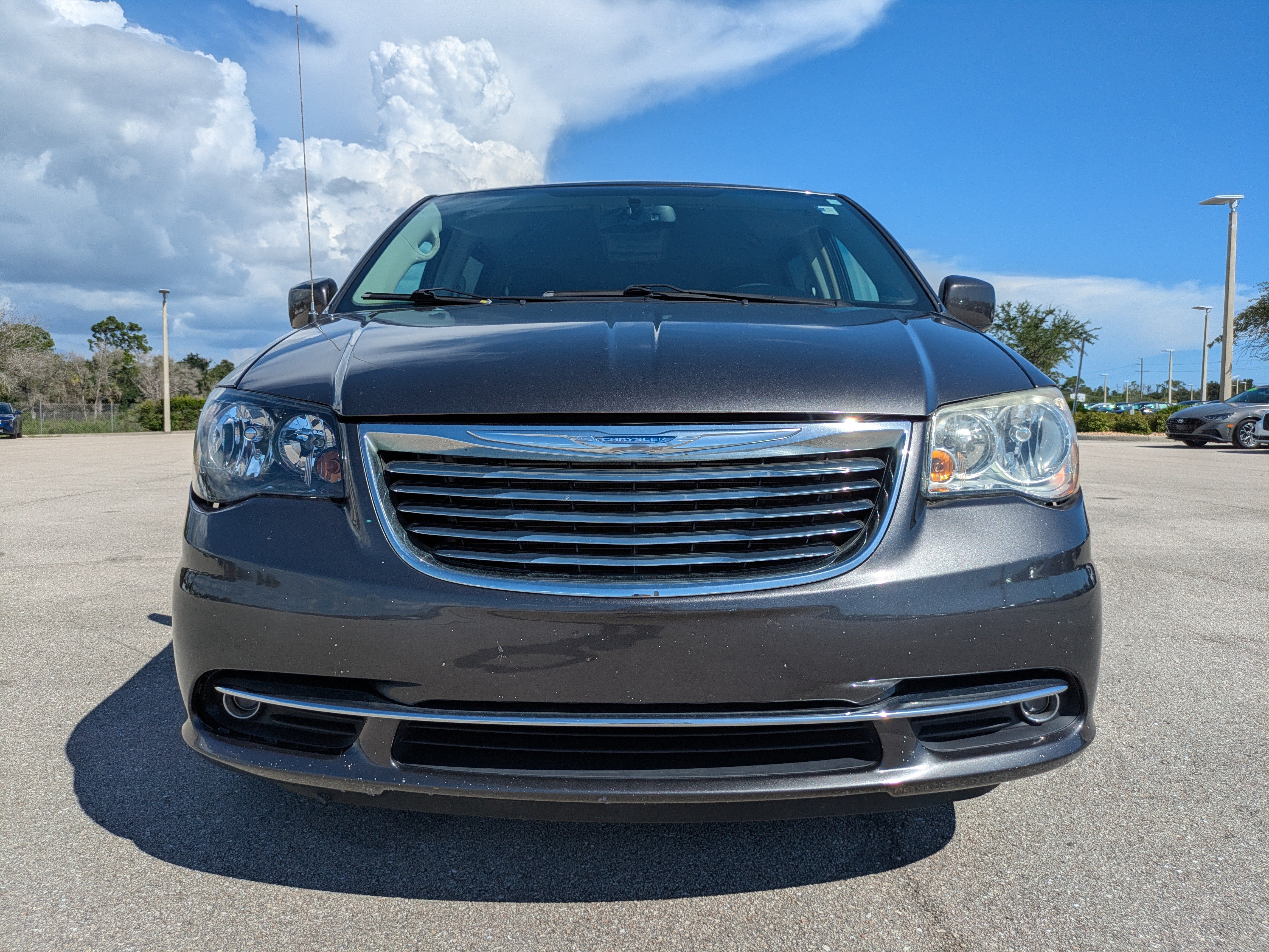 Used 2016 Chrysler Town & Country Touring FWD image 9