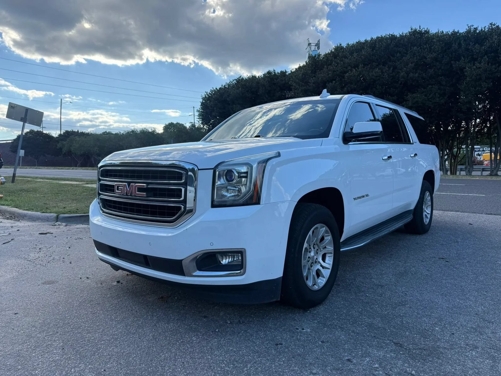 Used 2016 GMC Yukon XL SLE w/ Convenience Package RWD image 1