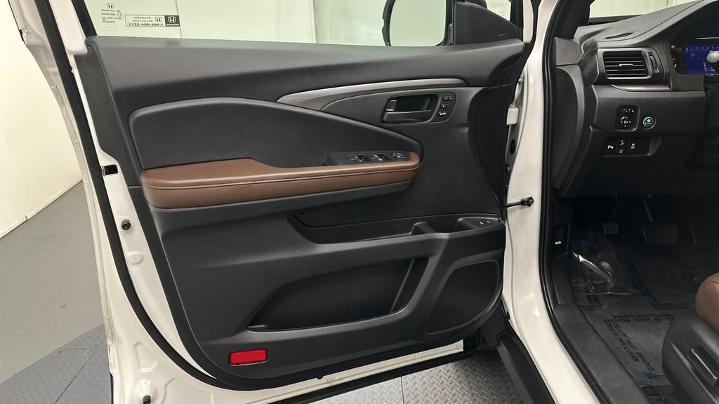 Used 2025 Honda Passport EX-L image 17