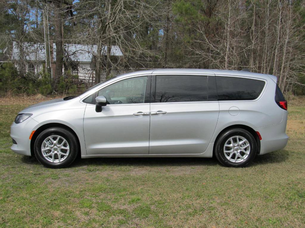 Used 2023 Chrysler Voyager LX image 3
