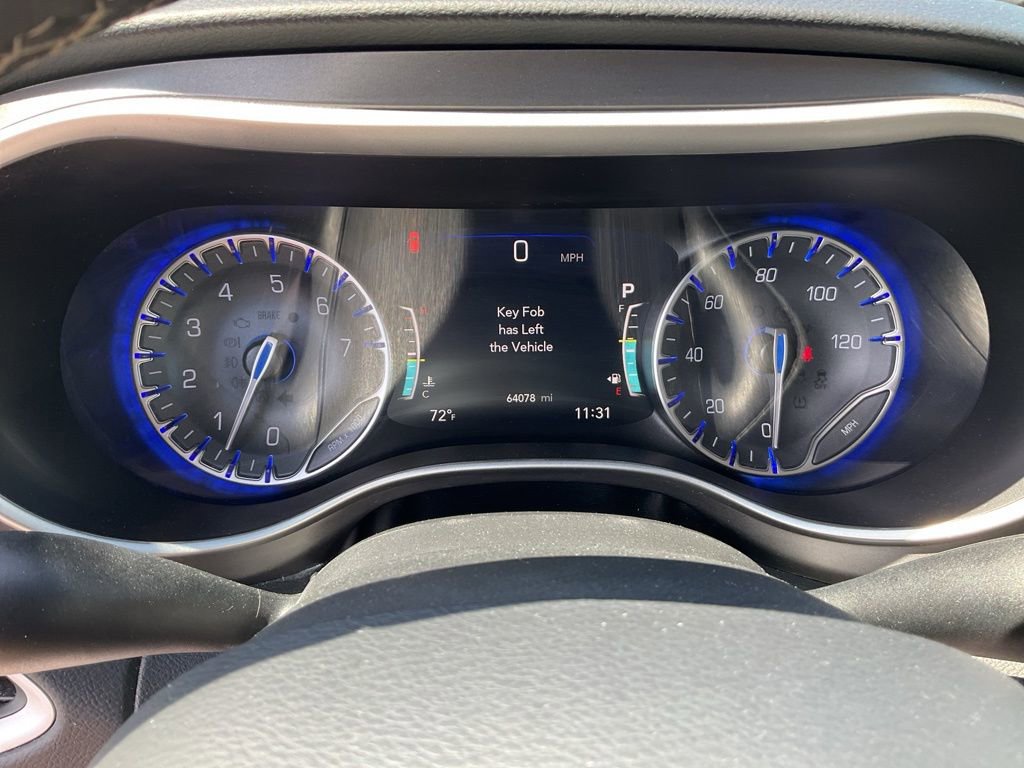 Used 2023 Chrysler Pacifica Touring-L image 9