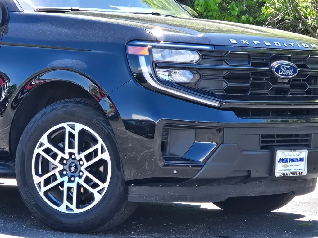 Used 2025 Ford Expedition Active AWD/4WD image 3