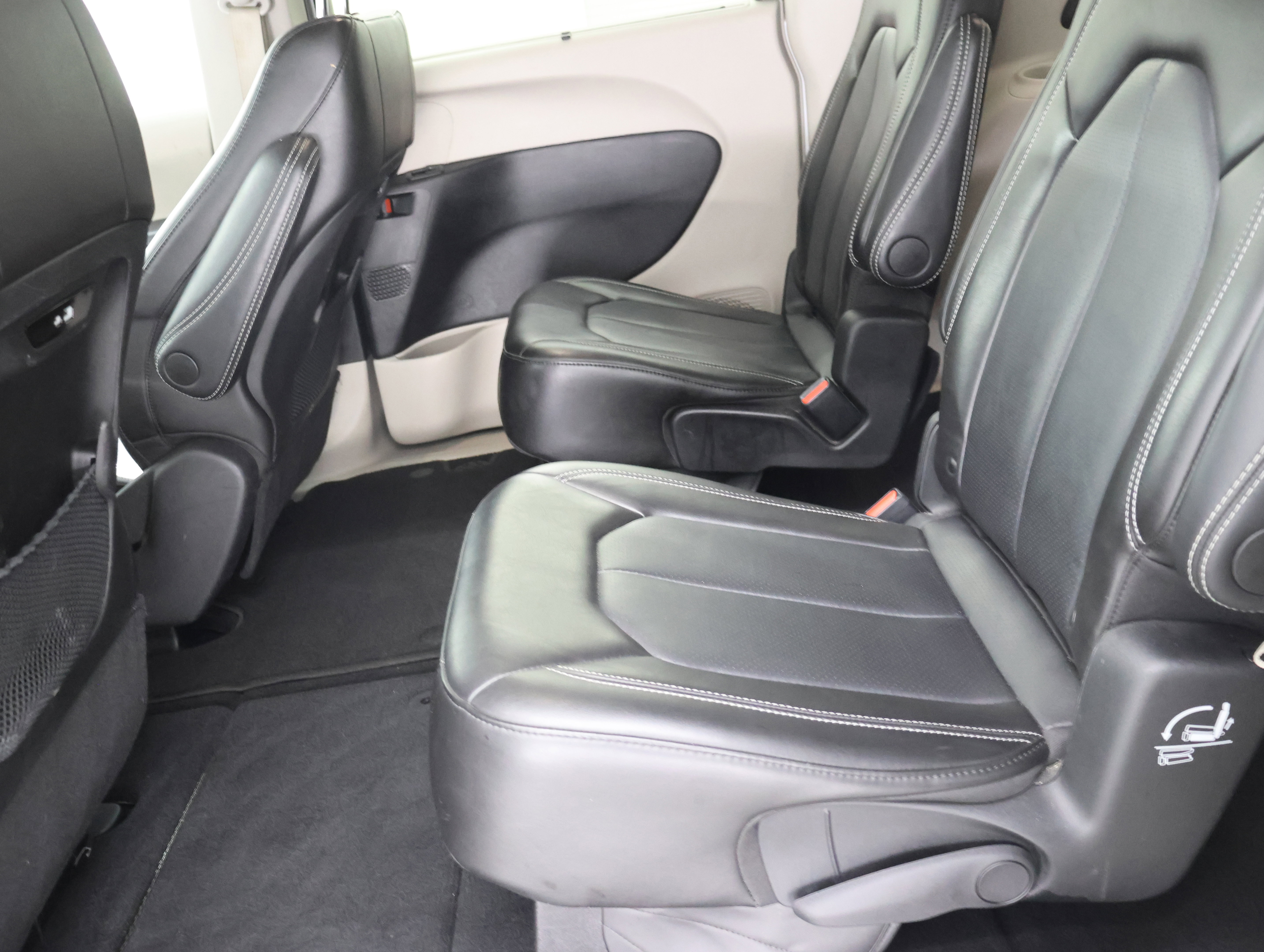 Used 2024 Chrysler Pacifica Touring-L FWD image 9
