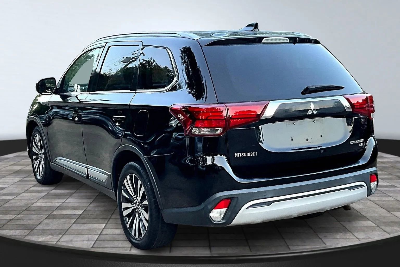 Used 2019 Mitsubishi Outlander SEL FWD image 2