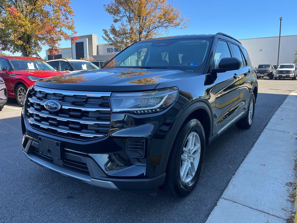 Used 2025 Ford Explorer Active AWD/4WD image 3
