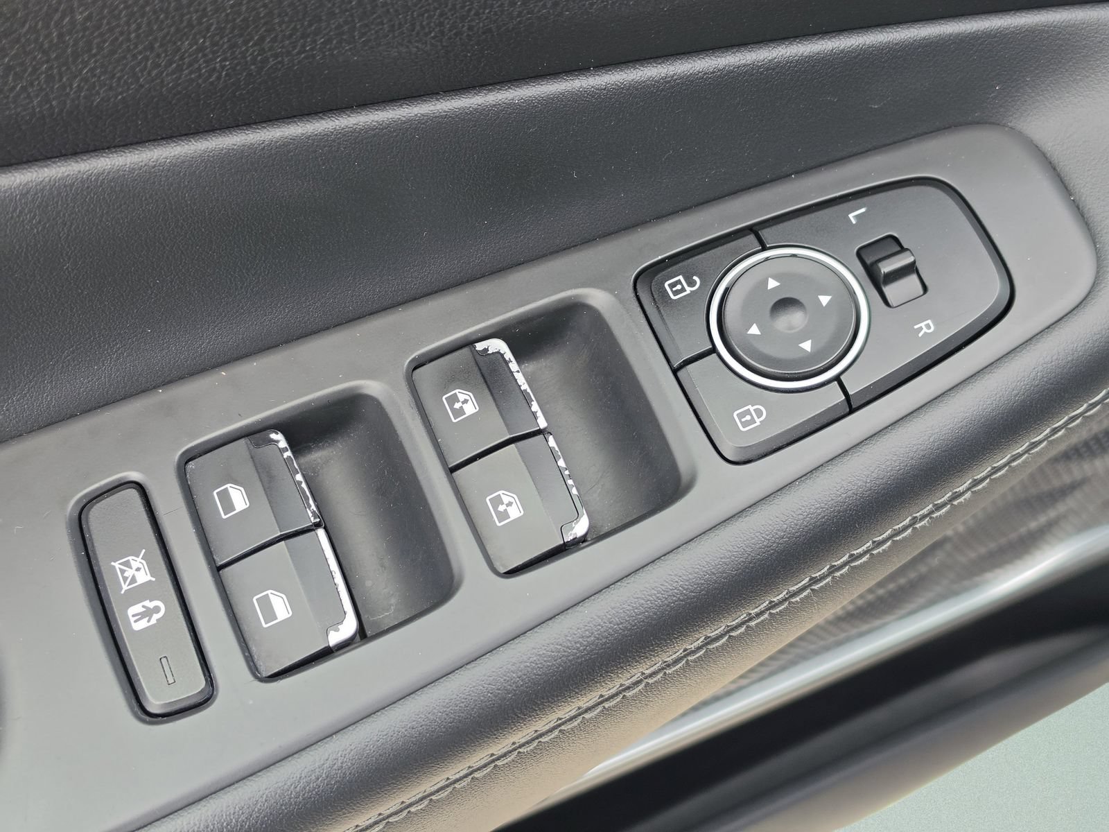Used 2019 Hyundai Santa Fe AWD w/ Cargo Package image 21