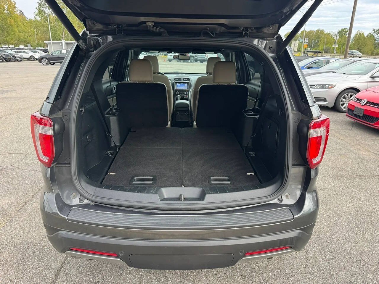 Used 2019 Ford Explorer XLT w/ Equipment Group 202A AWD/4WD image 21