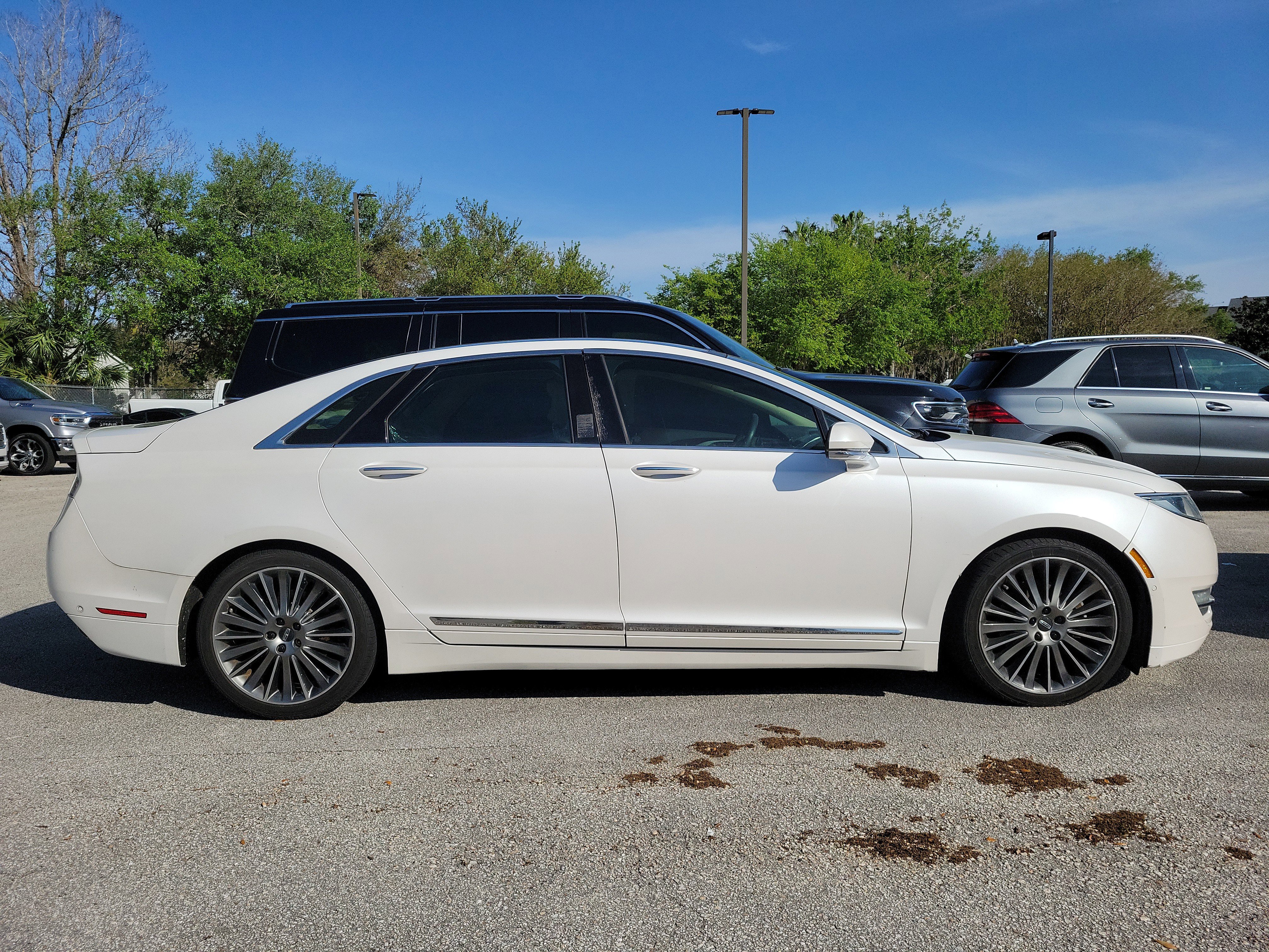 Used 2013 Lincoln MKZ image 3