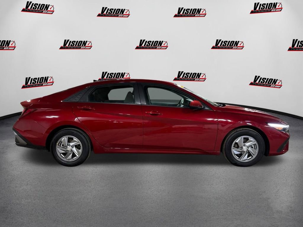 Certified 2025 Hyundai Elantra SE image 4