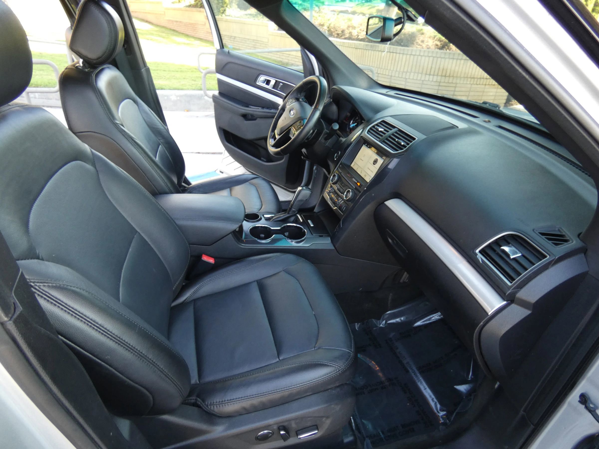 Used 2017 Ford Explorer XLT w/ Equipment Group 202A image 24