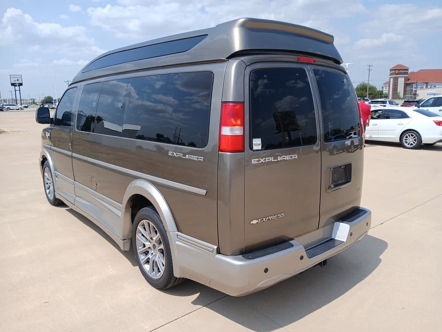 Used 2021 Chevrolet Express 2500 w/ Enhanced Convenience Package RWD image 3